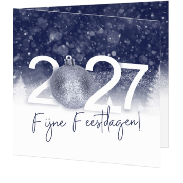 Kerstkaart met kerstbal en 2027 in blauw