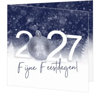 Kerstkaart met kerstbal en 2027 in blauw