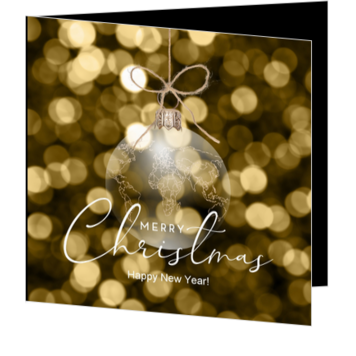 Kerstkaart met transparante kerstbal en wereldkaart