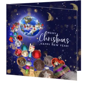 Kerstkaart met kerstballen rond de aarde