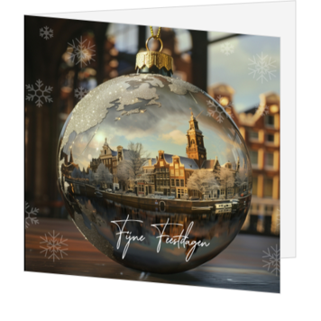 Kerstkaart met glazen kerstbal en Hollands winterlandschap