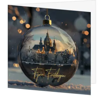 Kerstkaart met glazen kerstbal en Amsterdamse winter