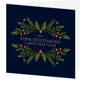 Kerstkaart met groene kersttakken op donkerblauw
