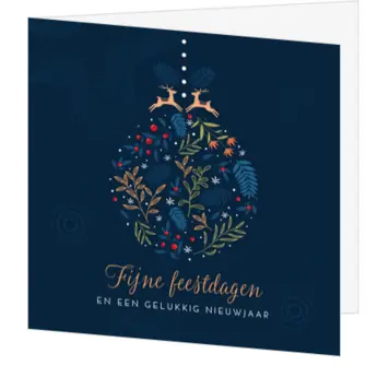 Donkerblauwe kerstkaart met kerstbal van takken