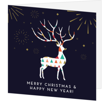 Kerstkaart met rendier en vuurwerk