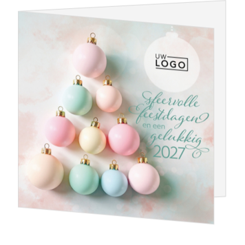 Kerstkaart met kerstballen in pastelkleuren