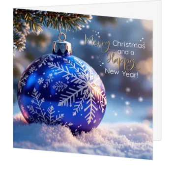 kerstkaart met blauwe kerstbal in de sneeuw