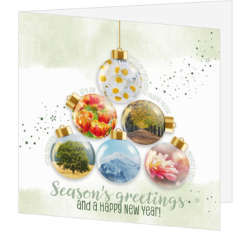 Kerstkaart met kerstballen en seizoensfoto’s