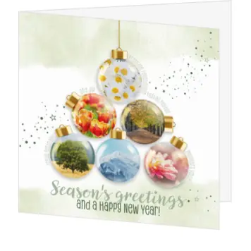 kerstkaart met kerstballen en seizoensfoto’s