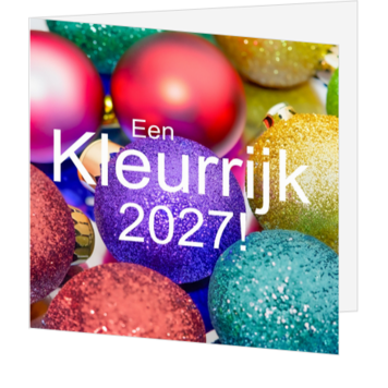 Kerstkaart met feestelijk gekleurde kerstballen