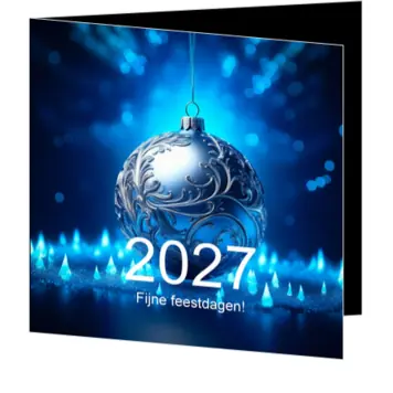Blauwe kerstkaart met sierlijke kerstbal