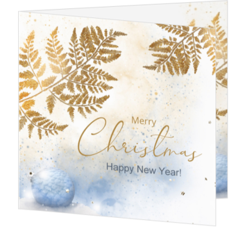Stijlvolle kerstkaart met blauwe kerstbal en gouden takken
