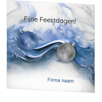 Stijlvolle kerstkaart met blauwe en zilveren kerstballen