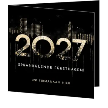 kerstkaart met gouden jaartal en stadslichten