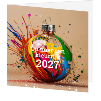 Kerstkaart met kleurrijke kerstbal en verfspetters