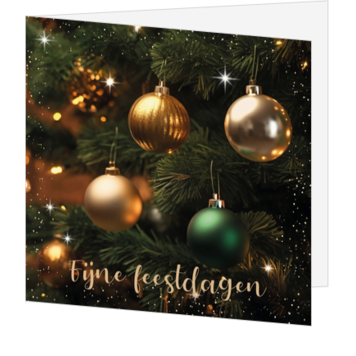 Kerstkaart met gouden en groene kerstballen