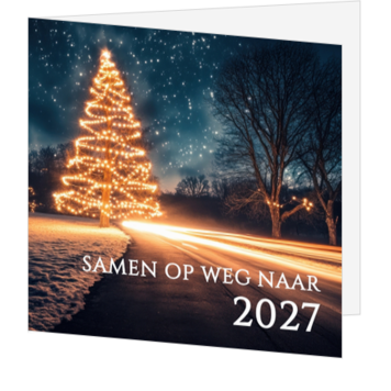 Kerstkaart met verlichte kerstboom langs winterse weg