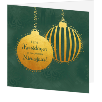 Kerstkaart met groentinten en goudkleurige kerstballen