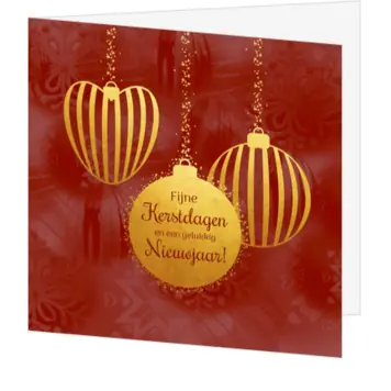 Stijlvolle kerstkaart in kerstrood met goudkleurige kerstballen