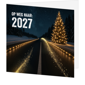 Zakelijke kerstkaart met winterweg en verlichte kerstboom