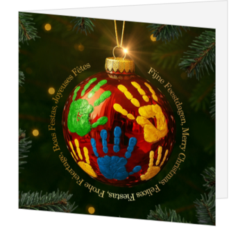 Kerstkaart met kerstbal en kleurrijke handafdrukken