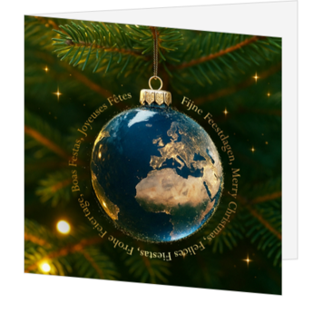 Kerstkaart met wereldbol kerstbal