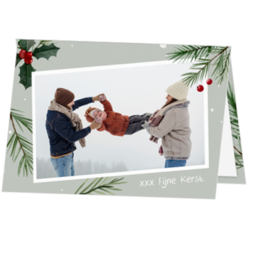 Kerstkaart met foto, dennentakken en rode bessen