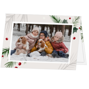 Kerstkaart met foto, dennentakken en rode bessen