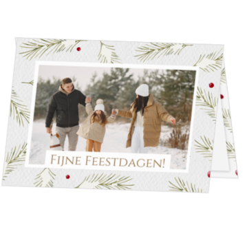 Natuurlijke kerstkaart met foto en dennentakken