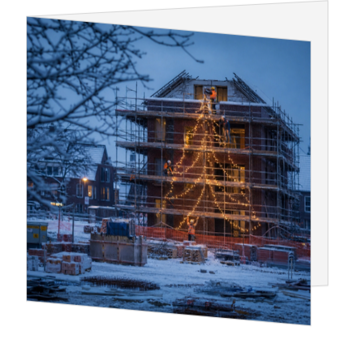 Kerstkaart voor de bouw met verlichte steigers