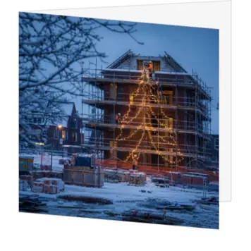 Kerstkaart voor de bouw met verlichte steigers
