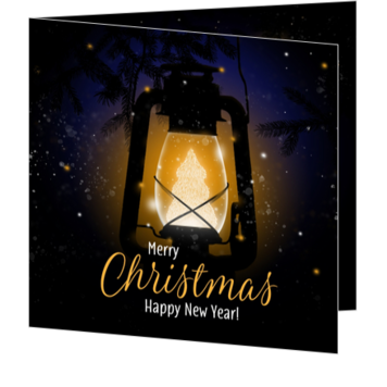 Warme kerstkaart met lantaarn en fonkelende kerstboom