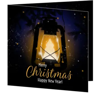 Warme kerstkaart met lantaarn en fonkelende kerstboom