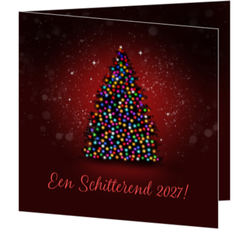 Kerstkaart met boom vol lichtjes op rode achtergrond
