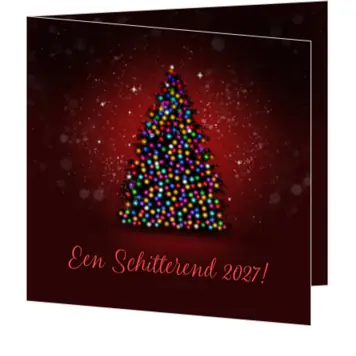 Kerstkaart met boom vol lichtjes op rode achtergrond