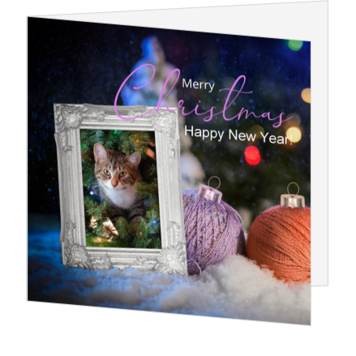 Kerstkaart met fotolijst, kat en wollen kerstballen