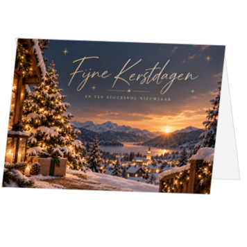 Kerstkaart met besneeuwd berglandschap en warme lichtjes