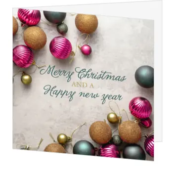 Kerstkaart met kerstballen groen, roze en goud