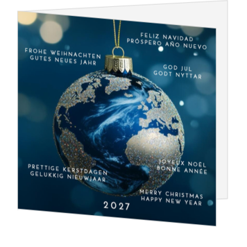 Kerstkaart met wereldbol kerstbal en 2027
